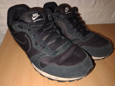 Sneakers, Nike, str. 41,  Sort,  God men brugt, MD Runner 2. Indremål 26.5 cm.

Nypris 800 kroner.