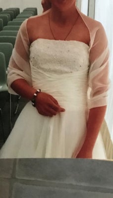Brudekjole, Butik Nicolaj, str. 36, Næsten som ny, 
Meget elegant brudekjole med perlebroderet corsa
