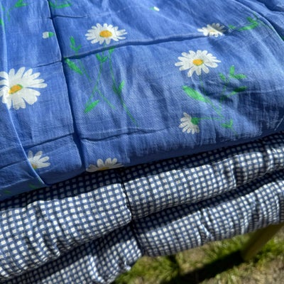 Løse tæpper, Vattæppe, 2 skønne vintage vattæpper. 

Det ene er småternet i blå/hvid og er tykt og v