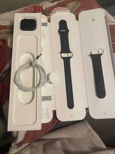 Relógio Apple SE 44mm prata GPS em segunda mão durante 225 EUR em Olaz de  Egües na WALLAPOP