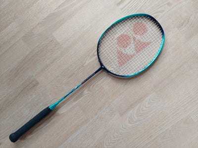 Badmintonketsjer, Yonex, Fuld grafit junior ketcher.
Langde: 66,5cm
Vagt: ca. 83g
Flex: Fleksibel
To