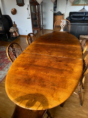 Spisebord, Egetræ , Ukendt , b: 105 l: 225, Gammelt egetræs elipsebord med 5 stole
Udtræksplade bord