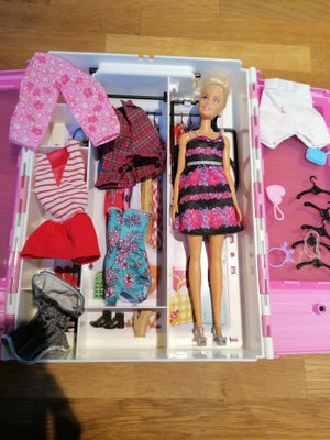 Barbie, Fint Barbie closet, Fint Barbie closet med tilbehør. 
Foto 1 med dukke: 80kr.
Foto 2: 10 kr 