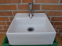 Lille håndvask med VOLA blandingsbatteri