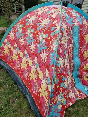 Suntime Flower telt 3-4 pers, Super sødt telt med lyserøde barduner og en masse blomster.
Med 3 indv