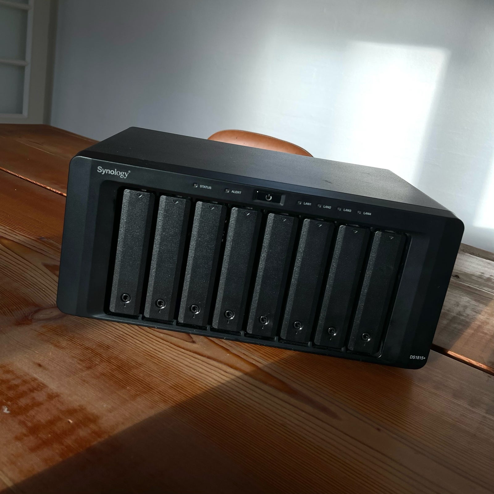 NAS, Synology DS1815+, God
