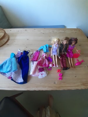 Barbie, 3 fine Barbie dukker med masser af tilbehør.
Sælges samlet til 65 kr.
Sender gerne.