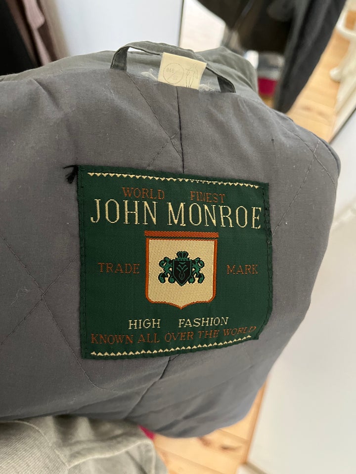 Trenchcoat, str. 40, John Monroe