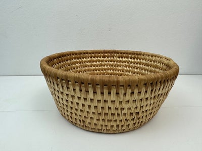 Retro kurv i flet, Der er her tale om en stor flot retro kurv / brødkurv i flet.

Måler 28cm i diame