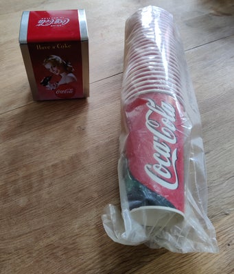 Coca Cola, Serviet holder og papkrus, Serviet holderen står meget flot. Posen med krus er uåbnet.