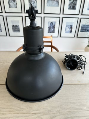 Pendel, IKVA, Nypris: 1799 kr

Fabrikslampe / Industrilampe 
Diameter 40 cm
Kæde og ledning medfølge