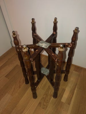Møbel, Antik stativ ben til et lille bord.
Fremstår pænt, se billeder.
Materiale: træ.
Diameter: 35 