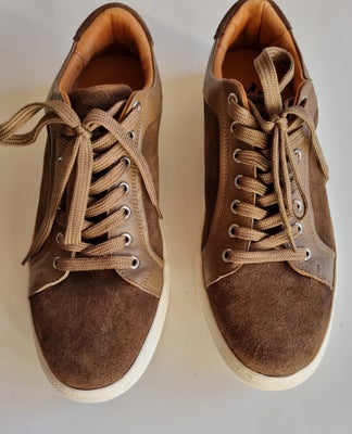 Sko, Lindbergh, str. 40, Smart skind/læder sko i brun farve str. 40 - passer til konfirmanden.
Kun b