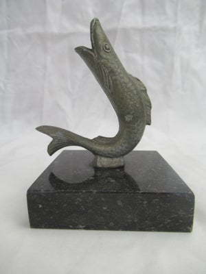 Penneholder Fisk, Flot gammel fiskeformet penneholde på marmor fod.

Den måler 11 cm i højden og fod