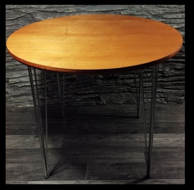 Spisebord, Rundt Teak bord 
Ca mål: H 70, Ø 86 cm
Med stålben