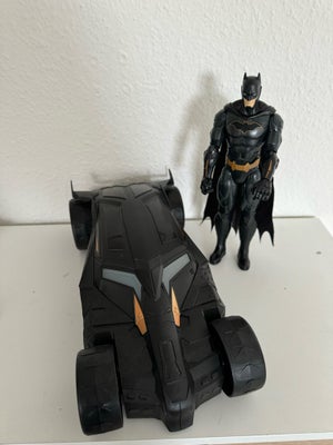 Batmobile med Batman, Batman, Batmobile med tilhørende figur som måler 30 cm.
Låget i bilen kan åbne