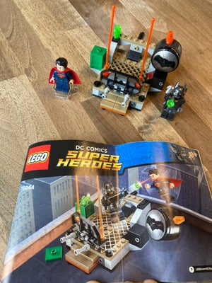 Lego Super heroes, 76044, Clash of The Heroes
I pæn stand. 
Komplet – men uden æske
Byggevejledninge