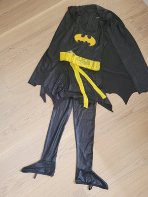 Batman udklædning, Str S. 

Der er både bluse, kappe, bælte og ben.