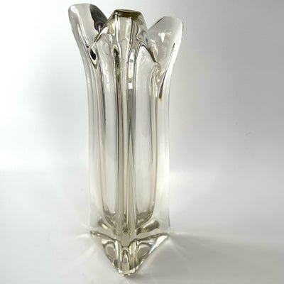 Vase, Vintage glasvase , Vintage, Trekantet vintage glasvase i tykt glas. 
25x10 cm. 