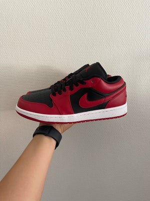 Sneakers, Air Jordan 1 Low Reverse Bred, str. 41,  Rød, sort og hvid,  Ubrugt, Helt nye
Aldrig brugt