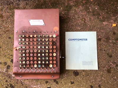 Comptometer, mekanisk regnemaskine med original manual. Ca. 1930'erne. Enkelte af tasterne er faldet