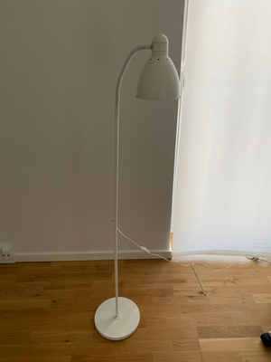 Standerlampe, Hvide stående lamper, i meget god stand. Moderne og elegante, perfekte til at belyse e