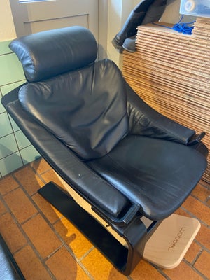 Lænestol, læder, Kroken, 2 stk. Kroken lænestole tegnet af Åke Fribyter for Nelo Sweden.
Man sidder 