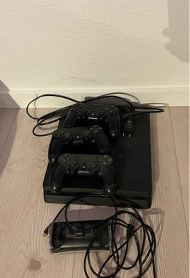 Playstation 4 Pro, Slim, God, Inklusiv 3 controllere, 1 oplader stik og 6 spil. Fungere som den skal