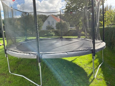Trampolin, Berg, Pæn trampolin 4-5 år gammel har stået inde hver vinter. Billederne er fra efteråret