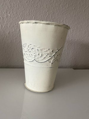 Vase, -, Offwhite vase i metal/aluminium, med blomsterkant.
H: 17 cm.  Dia.: 13 cm.
Vasen har lidt “
