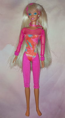 Barbie, Retro Gymnast Barbie fra 1993, Hun er i brugt ren stand. Tøjet er meget slidt:(

Tjek også m