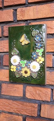 Fajance, Keramik relief, Jie, Relief med sommerfugl og blomster. Kan hænge både indendørs og udendør
