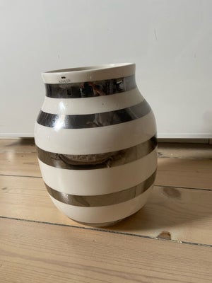 Vase, Kähler vase , Kähler, Kähler vase i sølv og hvid. Aldrig brugt, og kun stået ovenpå vores køkk