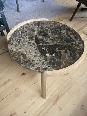 Sofabord, Bolia, marmor, b: 65 h: 36, Fineste sofabord fra Bolia i brun marmor, med ben i lys eg. 

