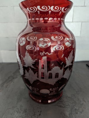 Glas, Vase, Bøhmisk krystal, Rød vase i bøhmisk krystal 