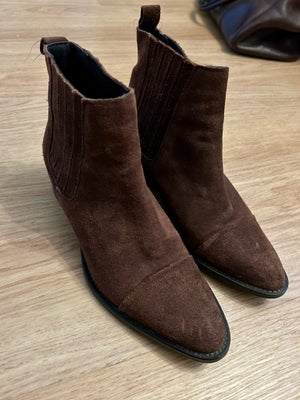 Støvler, str. 37, Bianco, Brune klassiske Chelsea boots fra bianco i ruskind. 
Hælhøjde 5 cm
Størrel