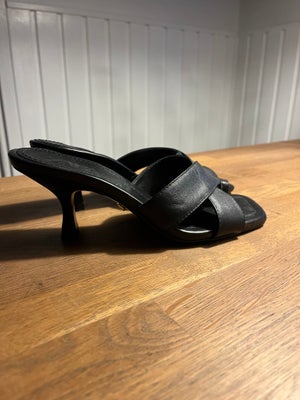 Sandaler, str. 37, Zara,  Sort,  Ubrugt, Lækker sort sandal som kan bruges til alt.

Mellemhøj hæl, 