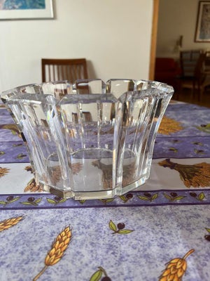 Glas, Krystalskål, Orrefors, 

 Glasskål, Orrefors

Krystalskål, Orrefors.
22cm i diameter, 11,5cm d