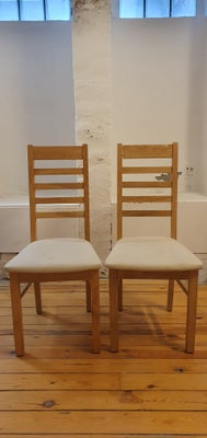 Spisebordsstol, 2 stole i massivt træ, sælges samlet.  
Trænger til en kærlig hånd, men i god og sol