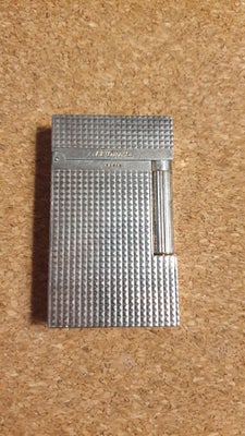 Lighter, S. T. Dupont Paris, Befinder sig på Nørrebro.
Kan sendes med post.