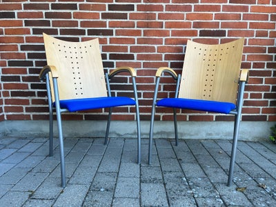 Spisebordsstol, To stole / kontormøbler / spisestuestole. 
Polstret med blåt stof på sædet. Med trær