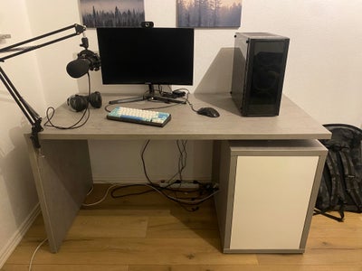 Stationær computer setup, Asus, år 2020, Sælger alt på billedet pånær skærmen, det betyder følgende: