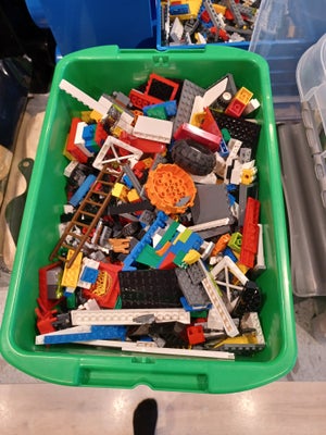Lego andet, 3 mellem kasser med blandet lego
1 lille legokasse i blå med blandet lego
1 lille legoka