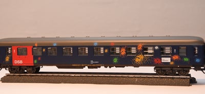 Modeltog, Märklin 4269, skala Ho, DSB Bcm passagervogn med fyrværkerimotiv. 

Epoke IV/V. Længde ial