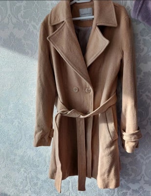 Trenchcoat, str. 36, Garance,  Beige,  Næsten som ny, Rigtig fin frakke i en cremet farve - er one s
