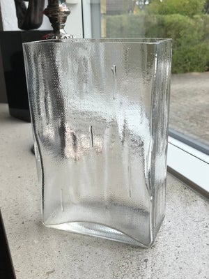 Vase, Firkantet glasvase, Stor tung firkantet glasvase med præget mønster ifa. prikker og streger. J