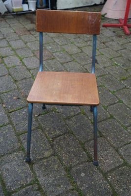 Stol, flot retro børne stol med metal stel og træ sæde og ryg den er 58 cm høj og sæde højde er 33 c