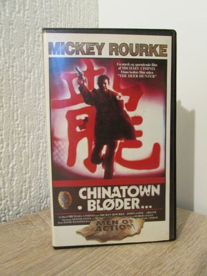 Action, CHINATOWN BLØDER, 

(Year Of The Dragon, 1985)

Stanley White (Mickey Rourke) er en kompromi