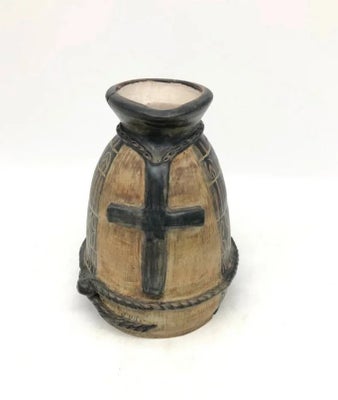 Keramik, HÅNDLAVET DANSK VASE, SMUK ANDERLEDES KERAMIK VASE
MOTIV MED KORS VIKINGE TEGN OG REB
HØJDE