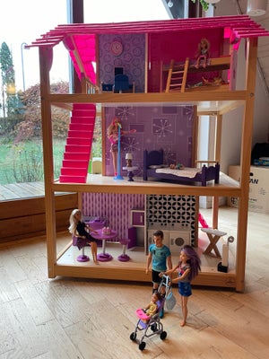 Barbie, Barbiehus, Lækkert Barbiehus i træ med masser af møbler fra Kidkraft. Dukkehus So Chic. 

Ba